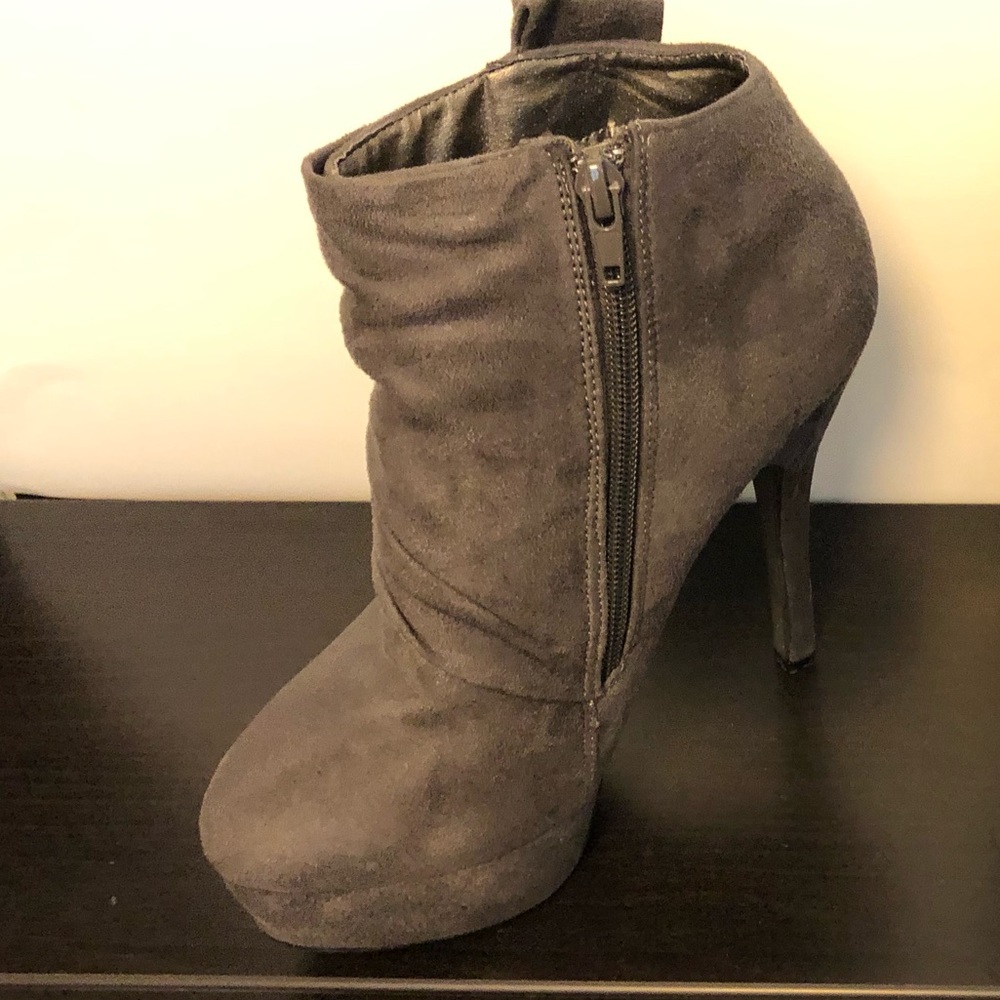 Grey boots - Picture 6 of 10